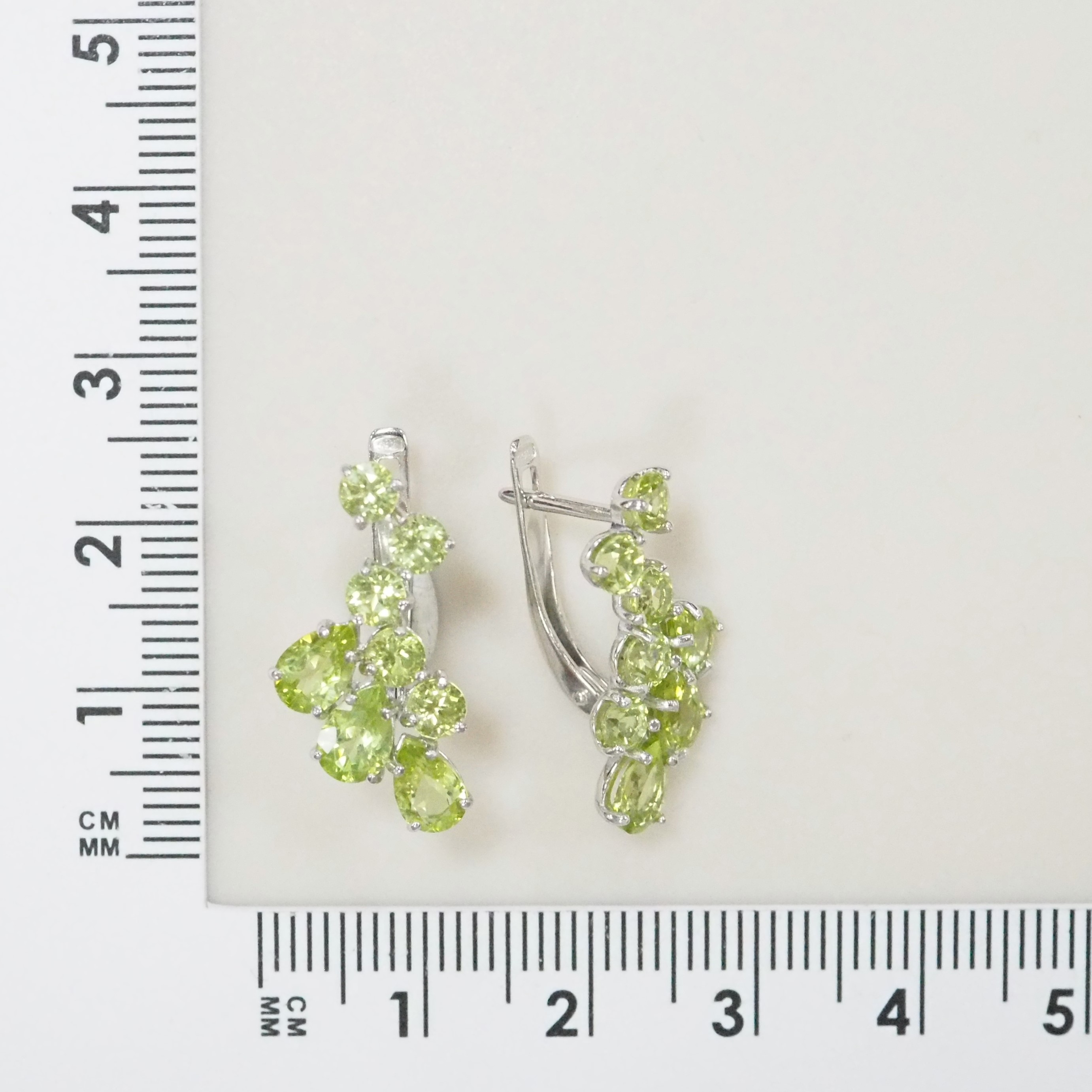 Серебряные серьги 925 пробы; вставки 16 Хризолит;